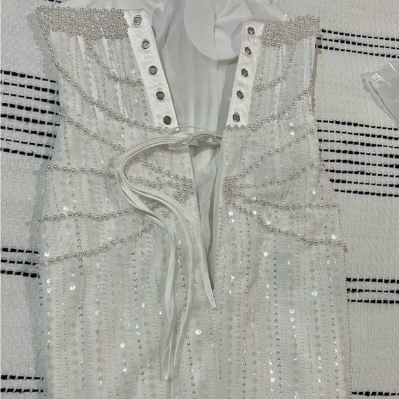 Elegant White Strapless Dress - Picture 6 of 7